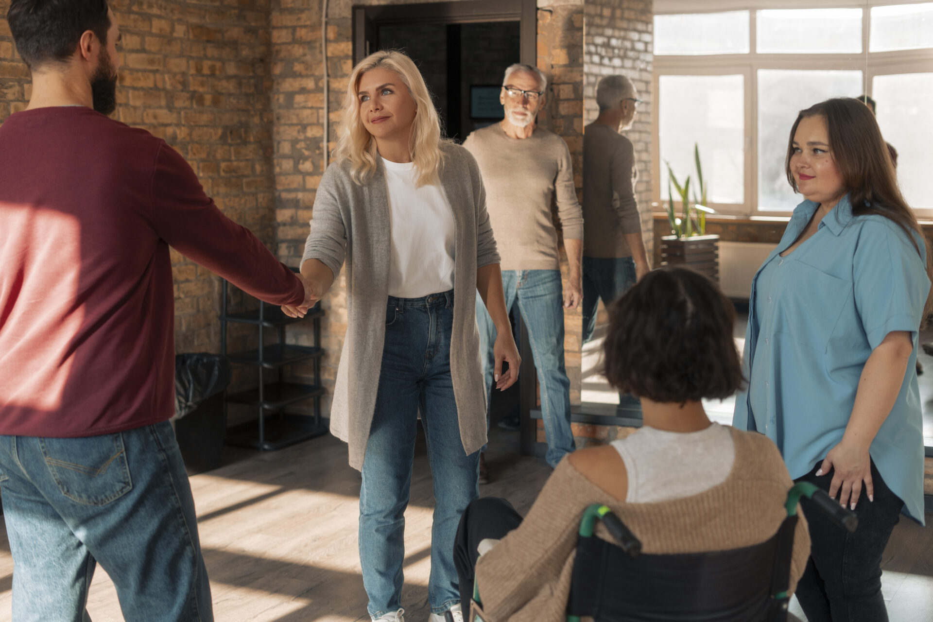 Eine Frau gibt einem Mann in einer Gesprächs die Hand